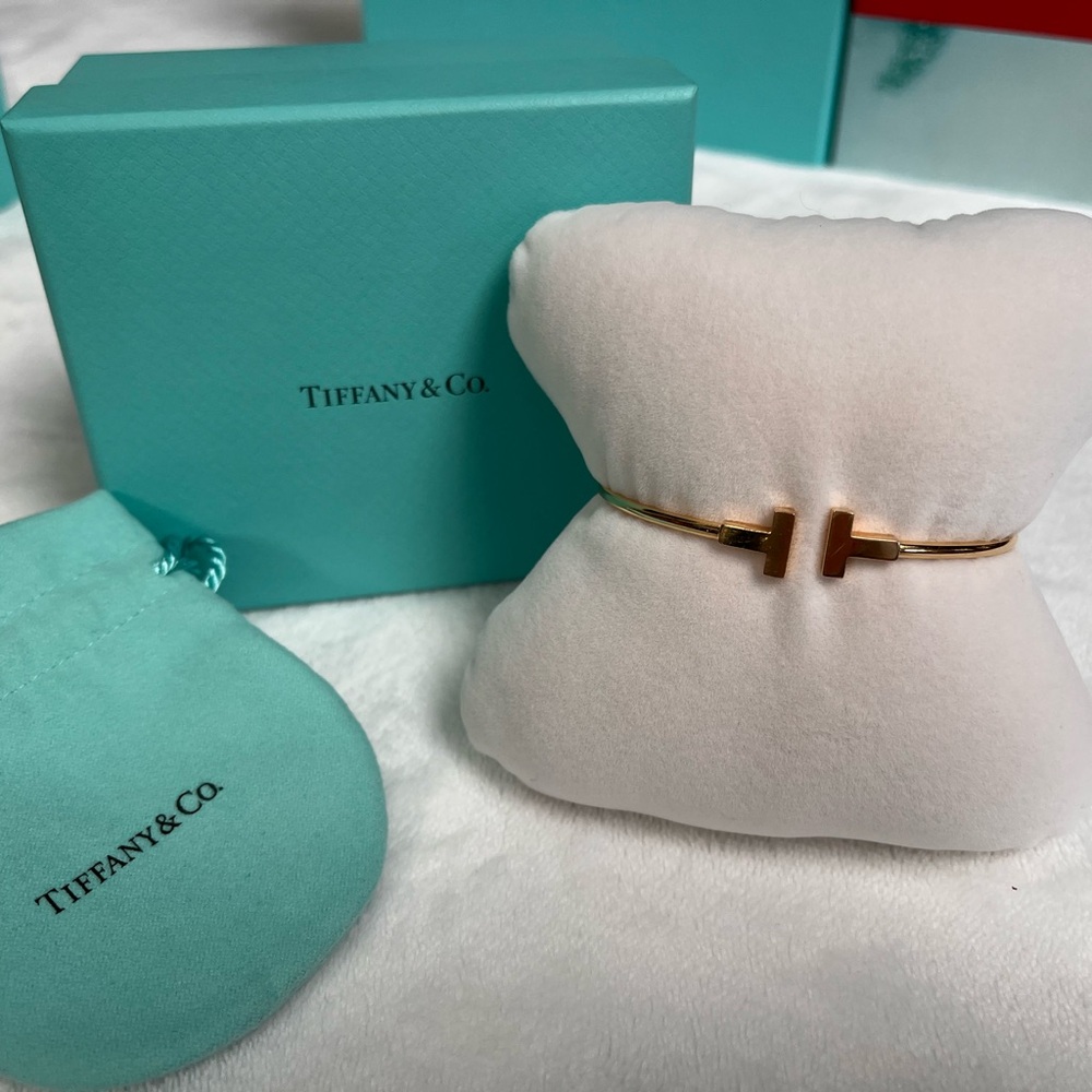 TIFFANY T WIRE BRACELET 18K Rose Gold, Size Medium. - Picture 6 of 17
